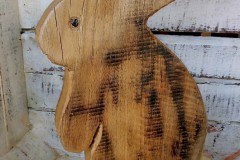 Figura coniglio in legno naturale spazzolato
